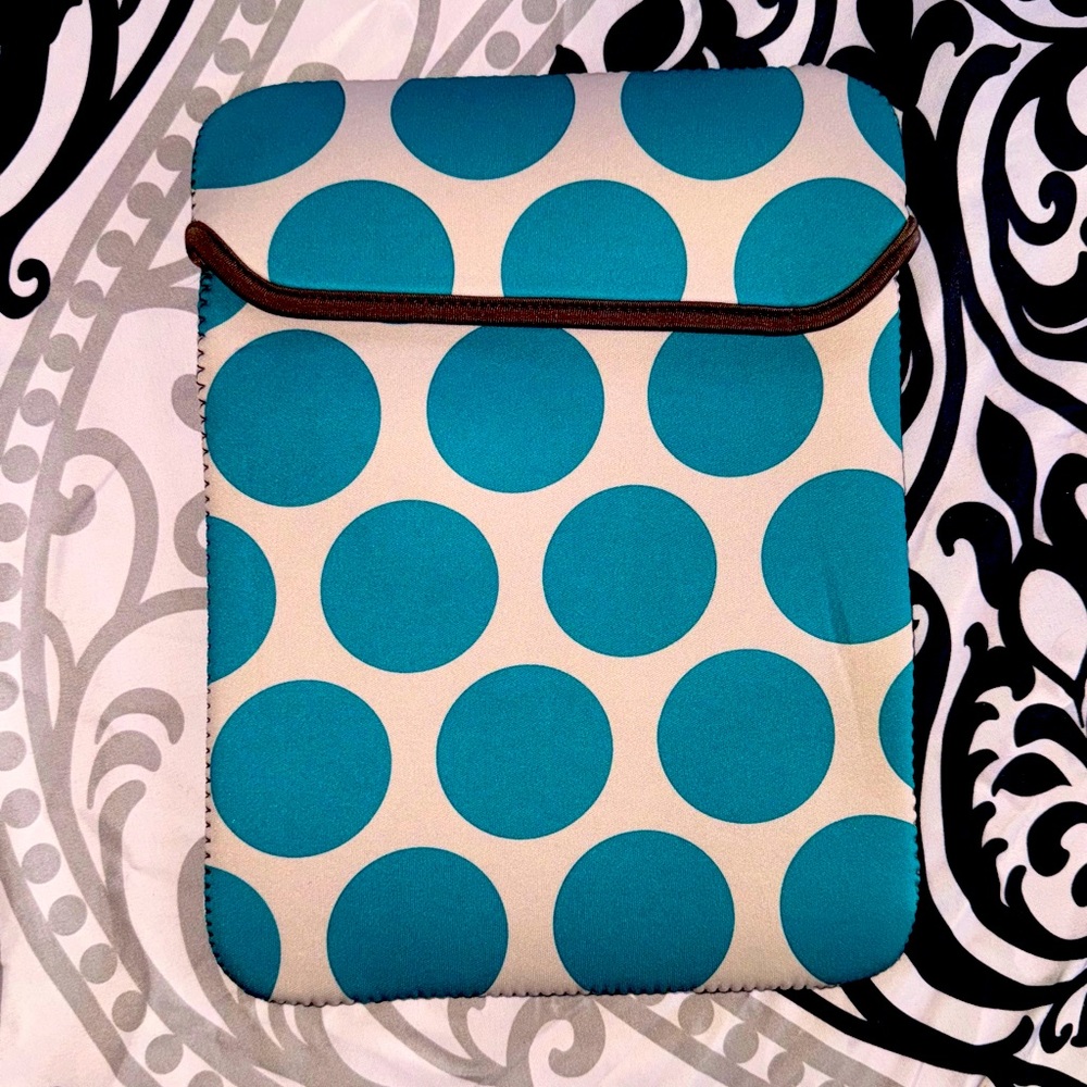 NWT Thirty One Tote-A-Tablet in Teal
Mod Dot